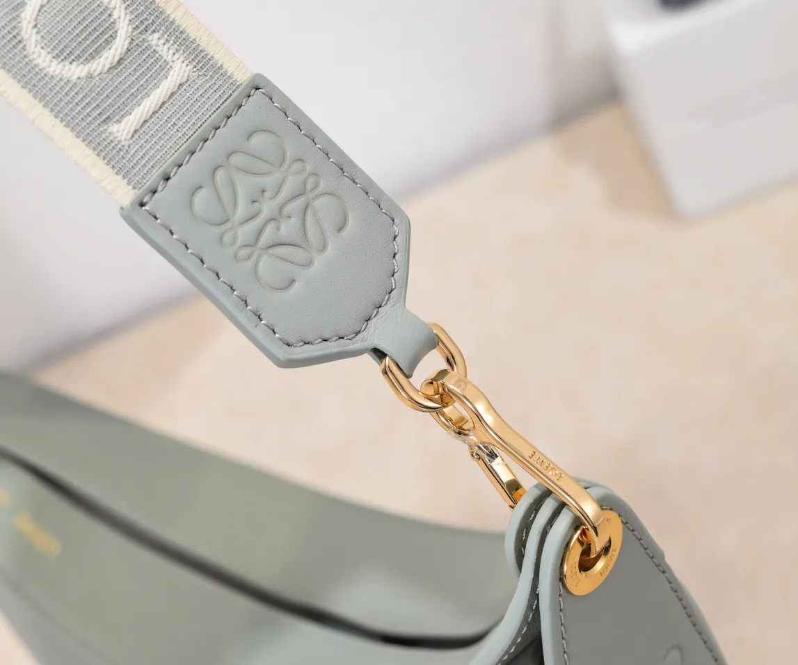 Off-white, top quality original. The smooth crescent shape of the L Luna series moon bag not only elongates the proportions of the whole person without getting stuck on the upper body, but also feels particularly comfortable. The wide shoulder strap design does not press the shoulder buckle opening, making it easier to open and close. The internal capacity is also large, and sunglasses and folding umbrellas can be easily arranged with sliding hanging loops hidden on both sides. Shoulder straps or hanging accessories can be attached, making it convenient for various occasions. It is a bag that shows off its temperament and is highly used in daily life! Luo Yiwei size: 29*27*8cm: model: 8891#